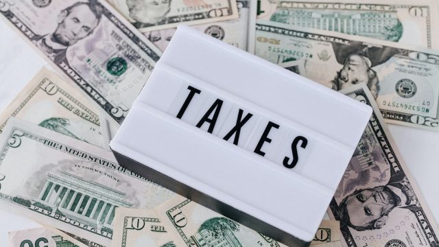 腕時計をプレゼントしたら税金はどうなる?贈与税の基礎知識